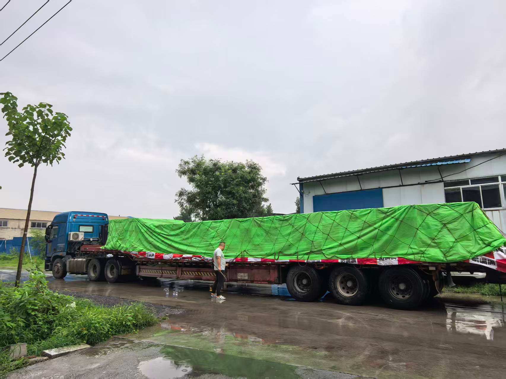 Bekerja pada pengeluaran dalam hujan, bahan masuk tiba di kilang dengan lancar